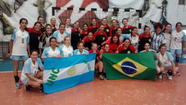 imagen Las Mamis de la UNCuyo, subcampeonas de handball en Brasil