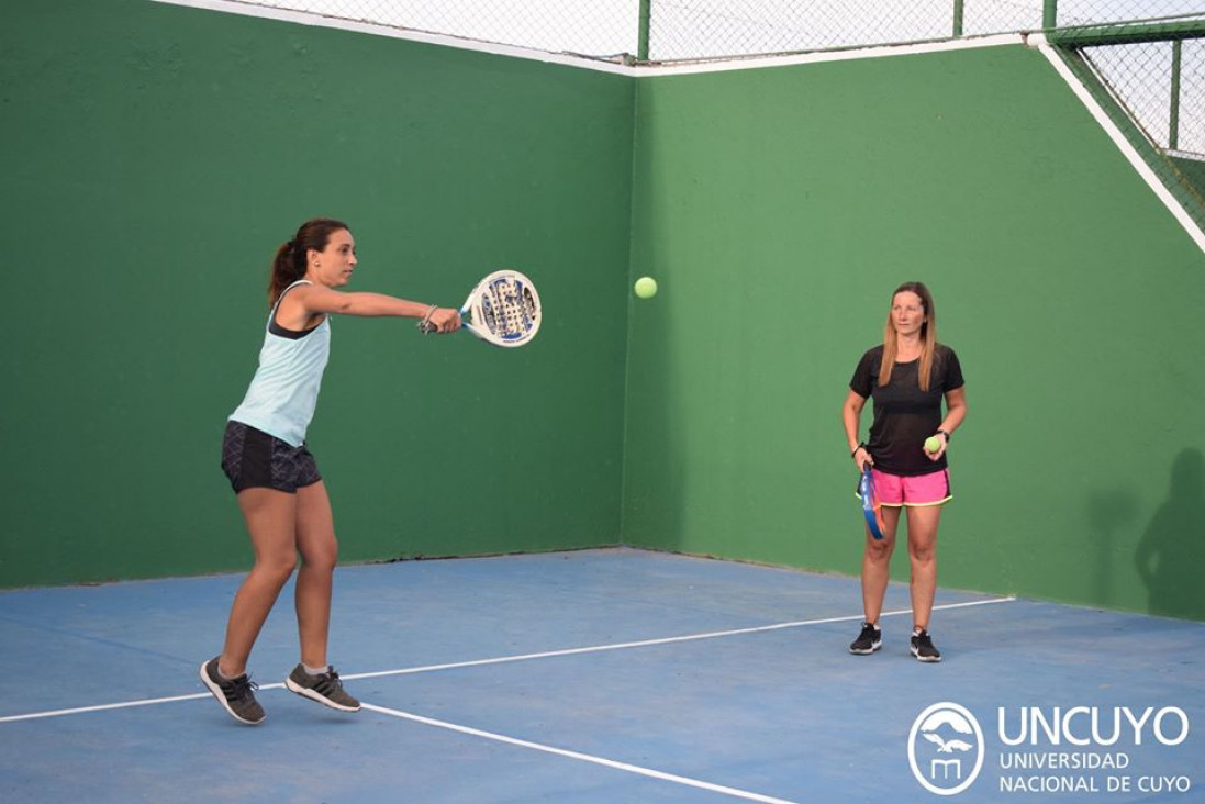 imagen Canchas de paddle en el Club UNCuyo