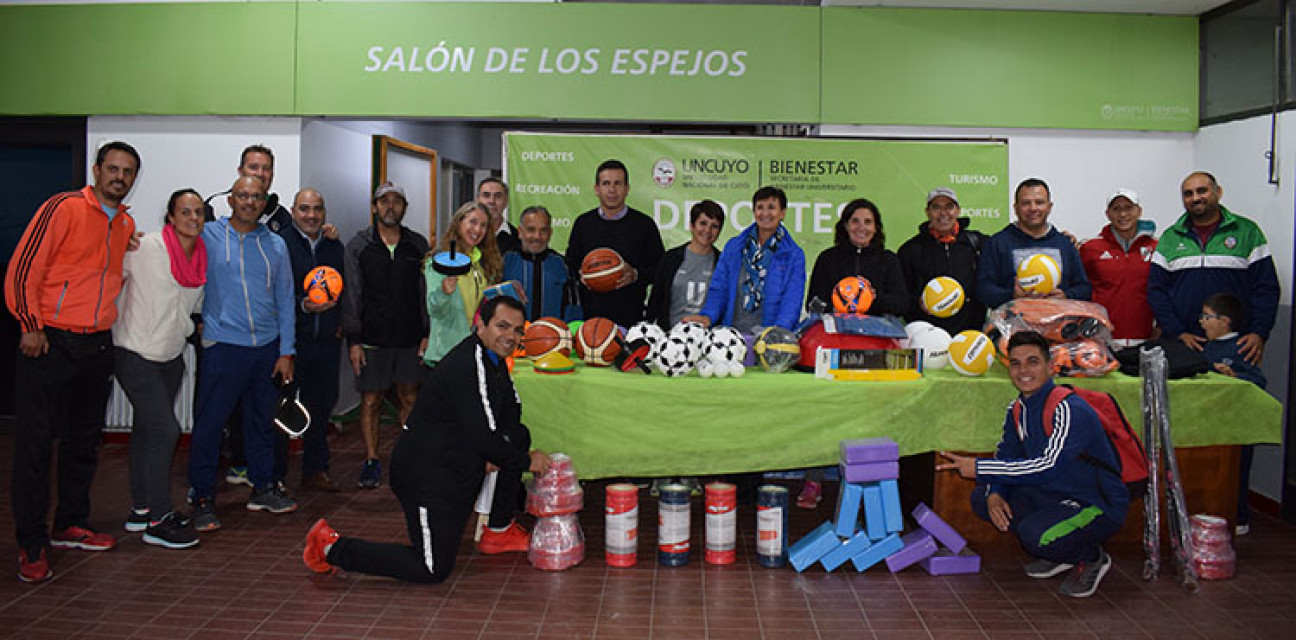 imagen Entrega de materiales para el Club UNCuyo