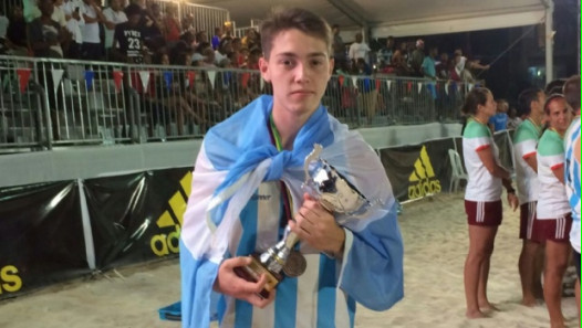 imagen Jugador de la UNCuyo participó de una gira junto a la Selección Argentina de Beach Handball